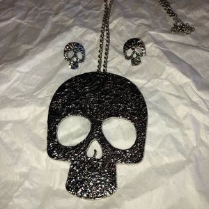 💗Embossed skull necklace and earrings set (NEW)💗